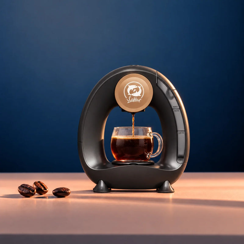 Cafetera iCafilas Mini Q preparando café americano en una taza de vidrio, sobre fondo azul