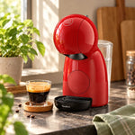 Cafetera Nescafé® Dolce Gusto® Piccolo XS roja en una cocina con plantas y luz de mañana